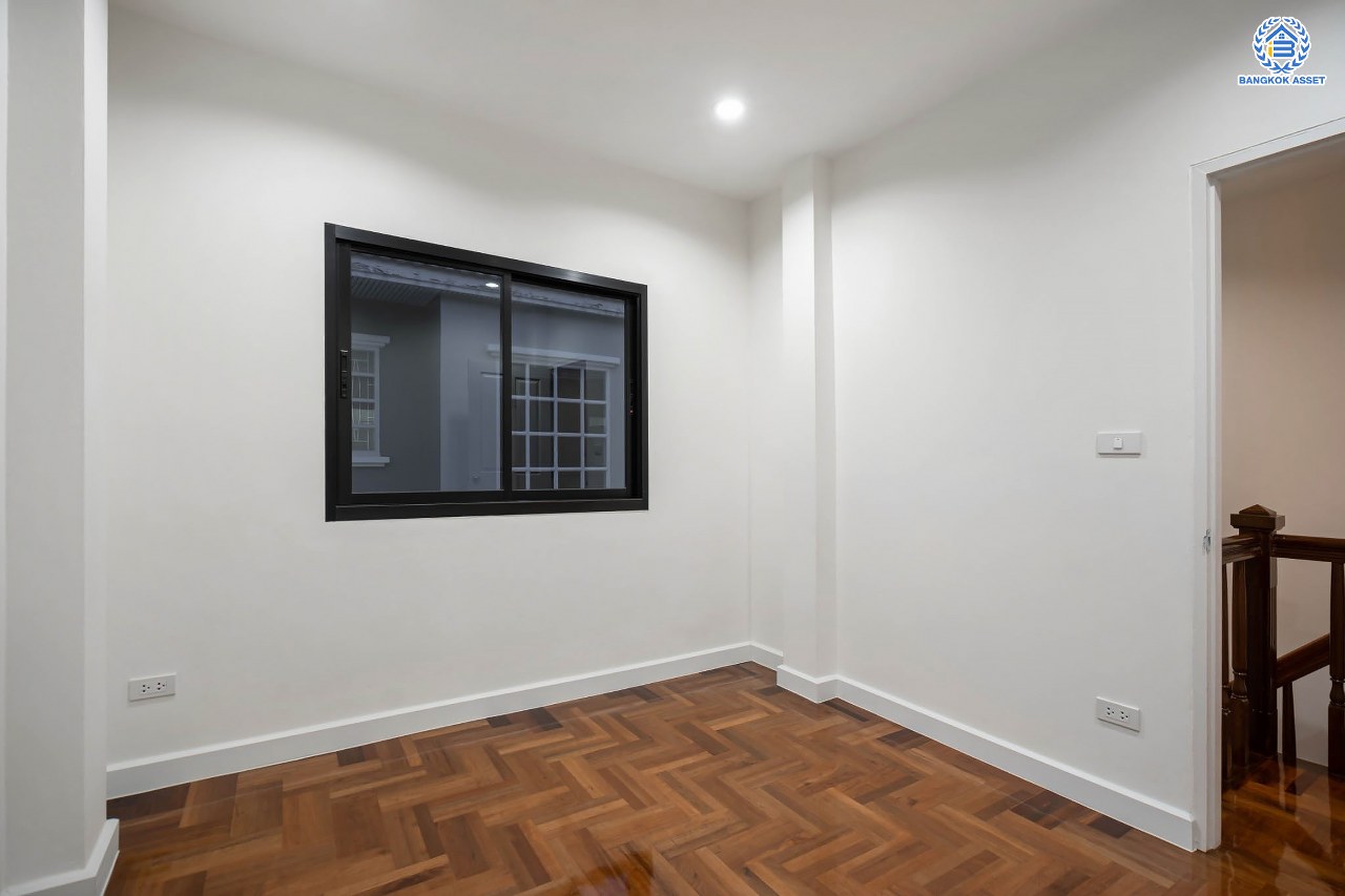 บ้านมือสองตกแต่งใหม่ โครงการ มณีรินทร์ รัตนาธิเบศร์ แบรนด์ Property Perfect เนื้อที่ 54.2 ตร.ว. ฟังก์ชัน 3 ห้องนอน 2 ห้องน้ำ จอดรถได้ 2 คัน บนทำเลศักยภาพ เชื่อมต่อทั้ง ถนนรัตนาธิเบศร์ และถนนราชพฤกษ์ ใจกลาง 2 เซ็นทรัลฯ ใกล้ทางด่วน "งามวงศ์วาน" และรถไฟฟ้า "สถานีบางรักน้อยท่าอิฐ"